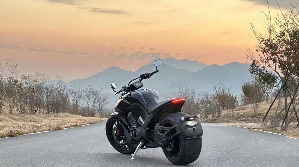 Moto-phan-khoi-lon-benda-lfc700-2023