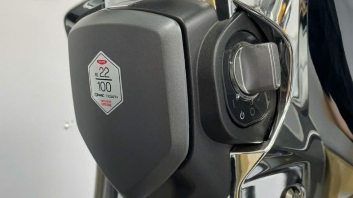 Honda Cub C125 Disney