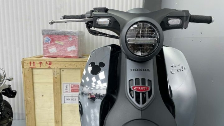 Honda Cub C125 Disney