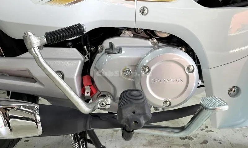 Honda Dream 125 nhập Thái Lan màu trắng đang được săn đón tại Việt Nam