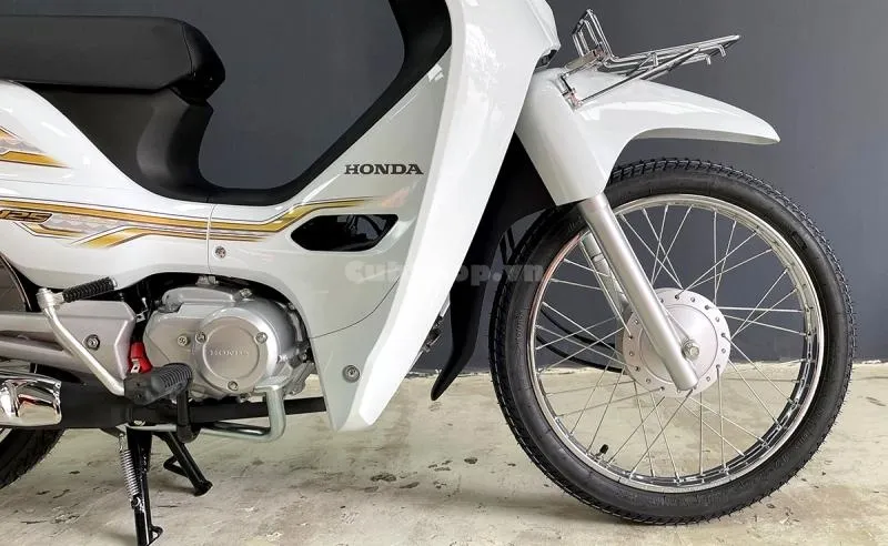 Honda Dream 125 nhập Thái Lan màu trắng đang được săn đón tại Việt Nam