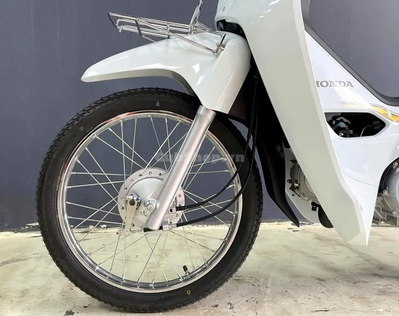 Honda Dream 125 nhập Thái Lan màu trắng đang được săn đón tại Việt Nam