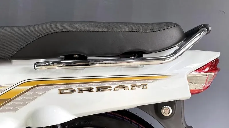 Honda Dream 125 nhập Thái Lan màu trắng đang được săn đón tại Việt Nam