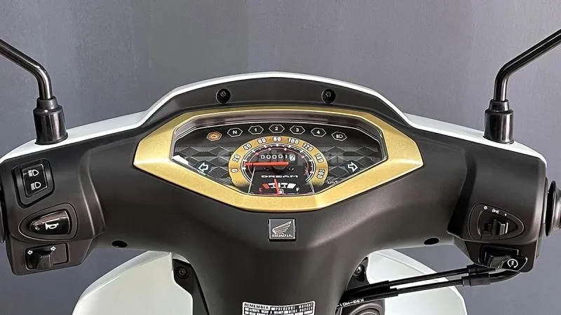 Honda Dream 125 nhập Thái Lan màu trắng đang được săn đón tại Việt Nam