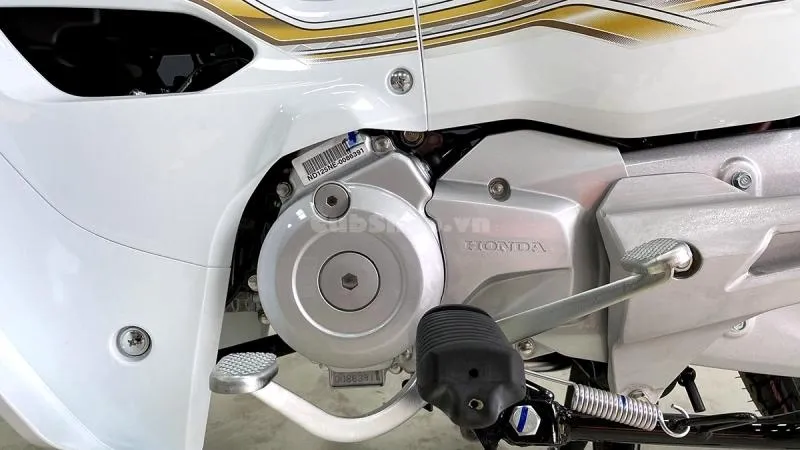 Honda Dream 125 nhập Thái Lan màu trắng đang được săn đón tại Việt Nam