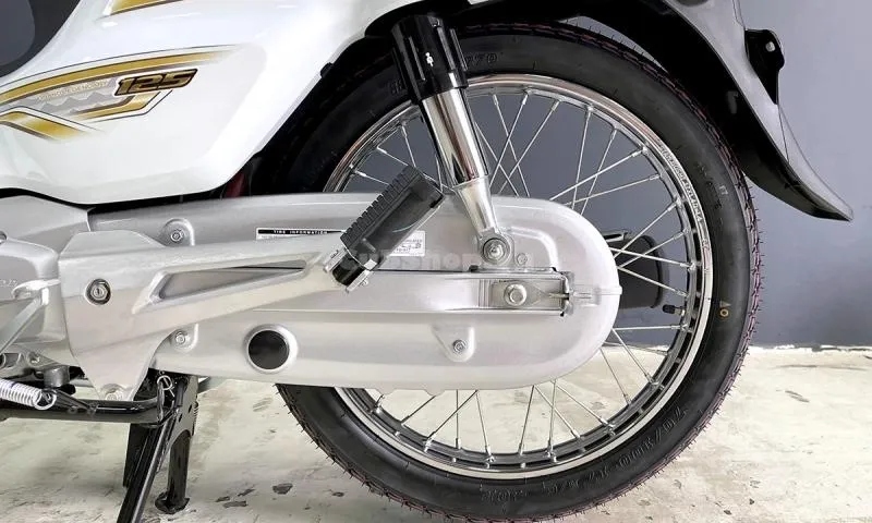 Honda Dream 125 nhập Thái Lan màu trắng đang được săn đón tại Việt Nam