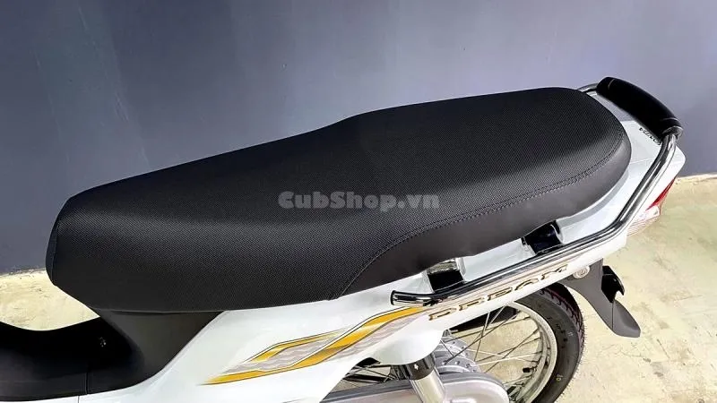 Honda Dream 125 nhập Thái Lan màu trắng đang được săn đón tại Việt Nam