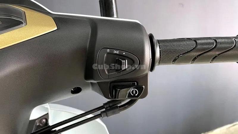 Honda Dream 125 nhập Thái Lan màu trắng đang được săn đón tại Việt Nam