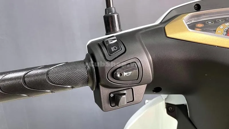 Honda Dream 125 nhập Thái Lan màu trắng đang được săn đón tại Việt Nam
