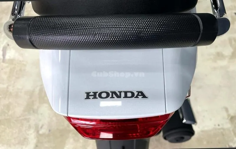 Honda Dream 125 nhập Thái Lan màu trắng đang được săn đón tại Việt Nam