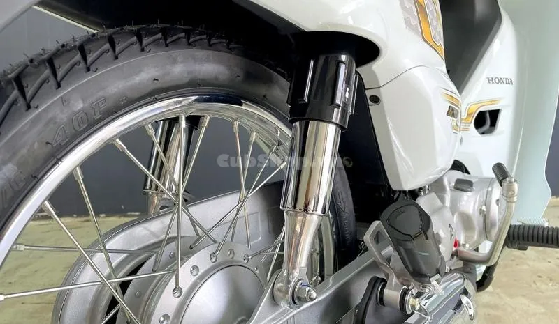 Honda Dream 125 nhập Thái Lan màu trắng đang được săn đón tại Việt Nam