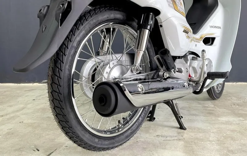 Honda Dream 125 nhập Thái Lan màu trắng đang được săn đón tại Việt Nam