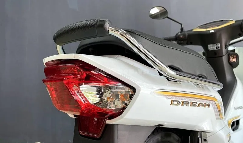 Honda Dream 125 nhập Thái Lan màu trắng đang được săn đón tại Việt Nam