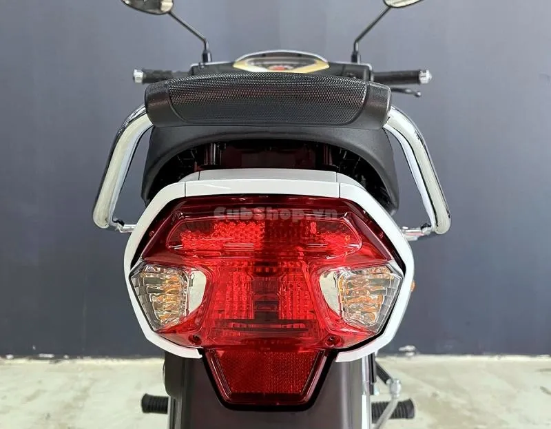 Honda Dream 125 nhập Thái Lan màu trắng đang được săn đón tại Việt Nam
