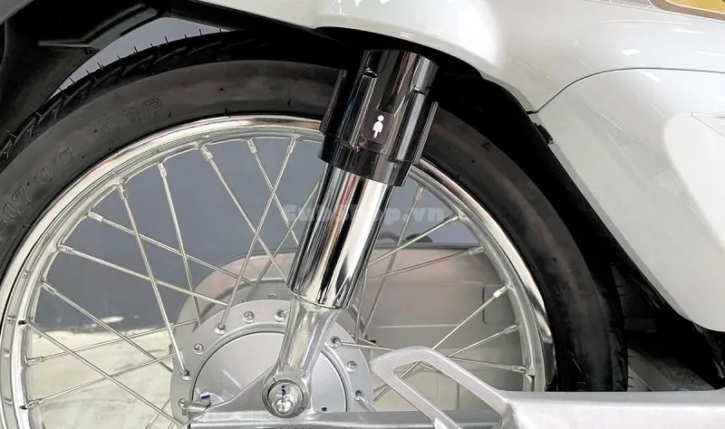 Honda Dream 125 nhập Thái Lan màu trắng đang được săn đón tại Việt Nam