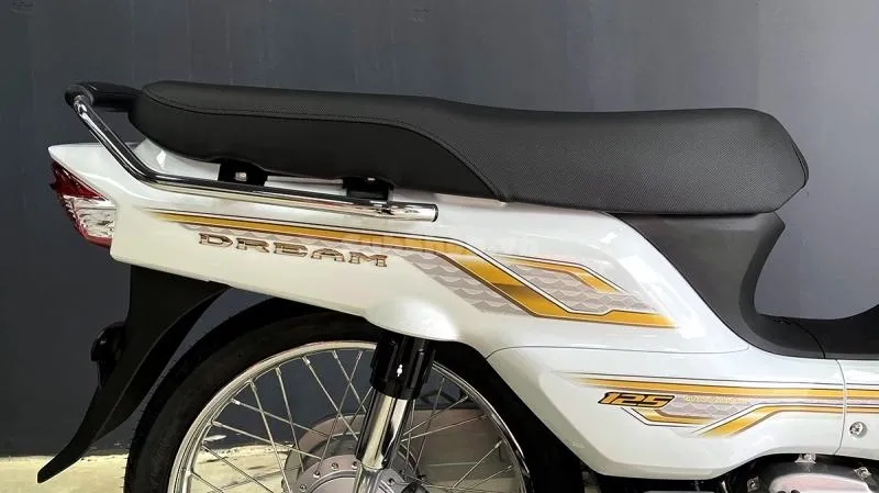 Honda Dream 125 nhập Thái Lan màu trắng đang được săn đón tại Việt Nam