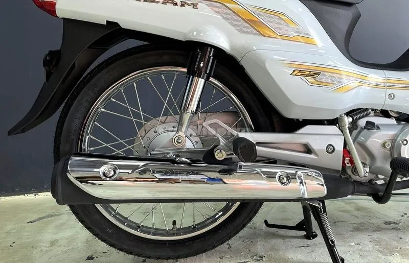 Honda Dream 125 nhập Thái Lan màu trắng đang được săn đón tại Việt Nam