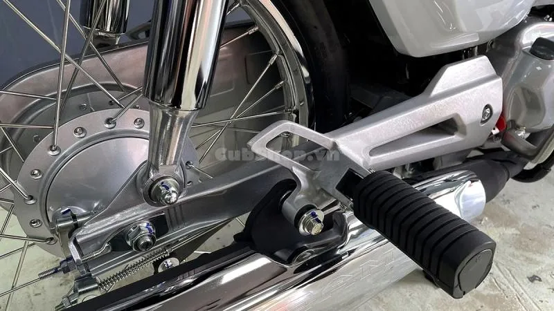 Honda Dream 125 nhập Thái Lan màu trắng đang được săn đón tại Việt Nam